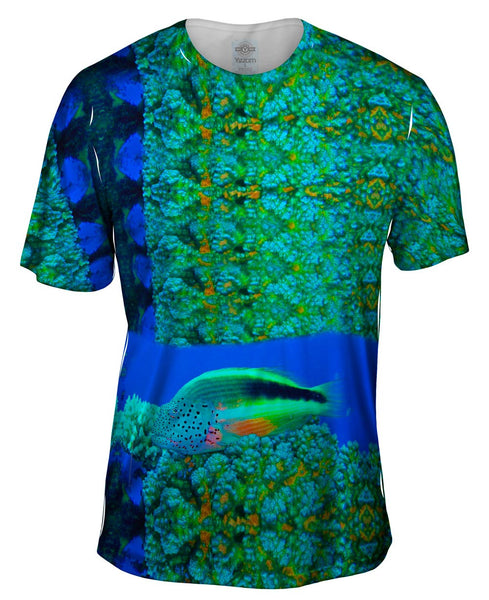 Hawksbill Turtle Swimming Underwater Mens T-Shirt
